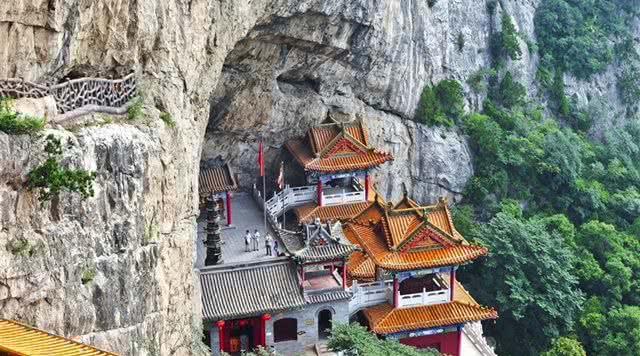 石膏山