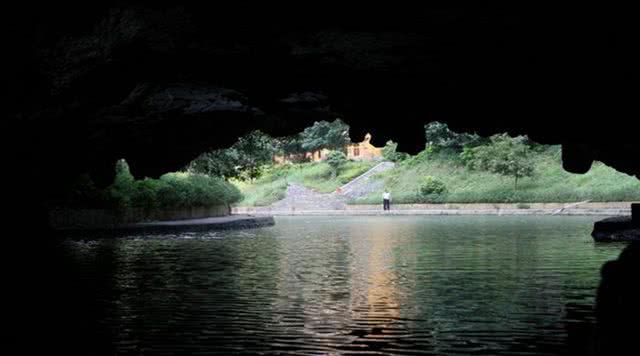 通天地下河景区